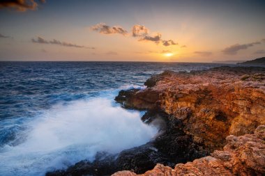 Deniz günbatımında sörf