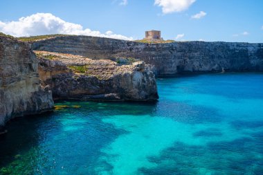Malta sahili. Kristal lagün.