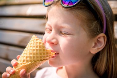 Dondurma yiyen çocuk.