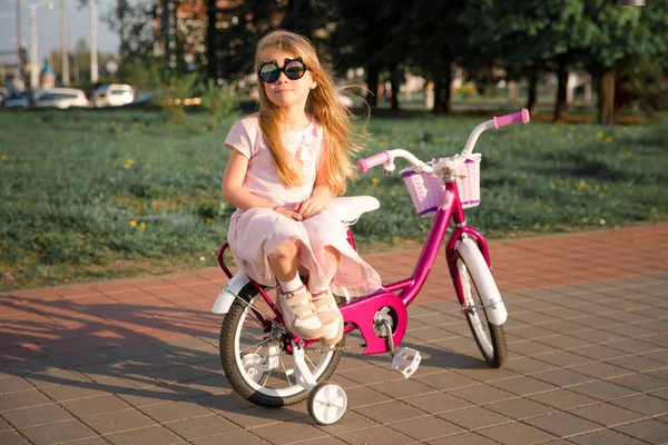 Ragazza con bicicletta — Foto Stock