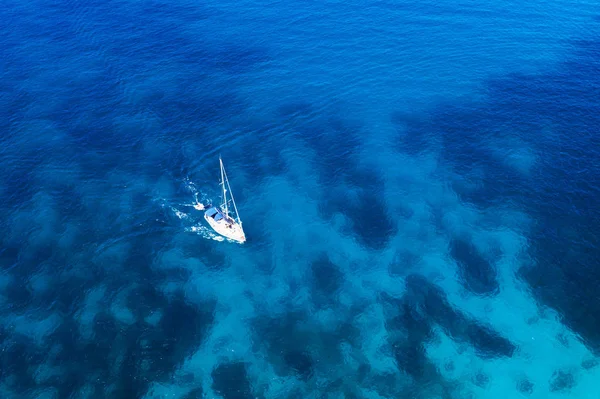 Yat ile Yunanistan deniz manzarası — Stok fotoğraf