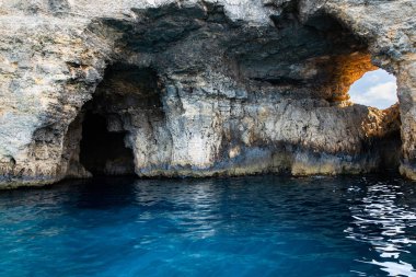 Malta. Comino ada mağaraları.