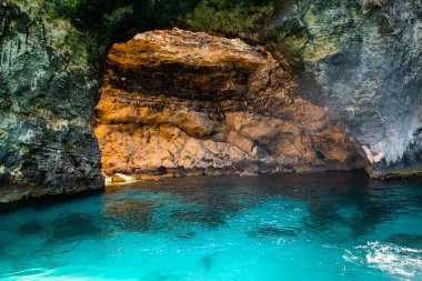 Comino Adası mağaraları