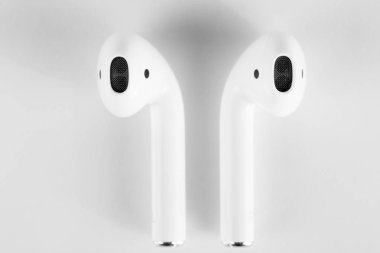 Modern earpods yakın