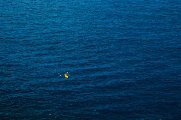 Mavi denizde sarı kayık — Stok fotoğraf