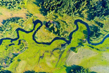 Çayır hava üst görünümünde Nehir