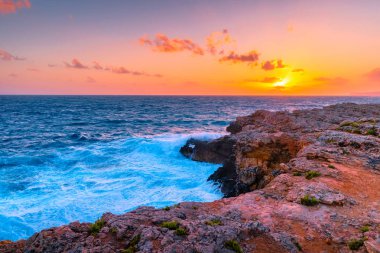 Seascape. Yaz aylarında deniz üzerinde güzel gün batımı.