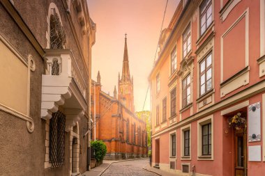 Riga Letonya. Gün doğumunda Aziz Peters Kilisesi.