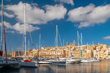 Saint Lawrence Kilisesi ile Birgu şehir manzarası