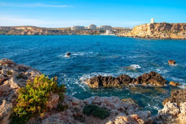 Güneşli yaz gününde Malta deniz manzarası