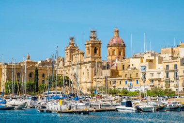 Malta'nın gözde mekanları. Birgu körfezi. Saint Lawrence Kilisesi.