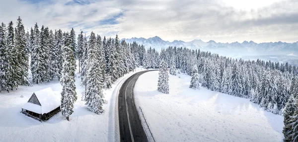 Paisaje de montaña con carretera — Foto de Stock