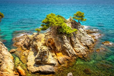 Denizdeki kayalıklar. Akdeniz.