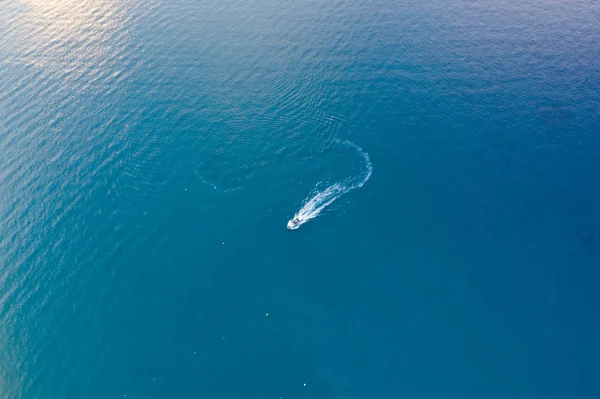 Turkuaz denizde beyaz tekne — Stok fotoğraf