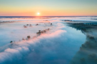 Sabahları nehrin üzerinde sisli yaz manzarası. Sisli vadiyle resimli kırsal manzara. 