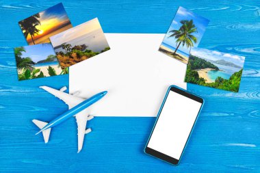 Cep telefonu mağazası. Hava bilet satın alma. Gezi kavramı. Uçakla seyahat. Modern teknoloji, akıllı telefonlar için uygulamalar.