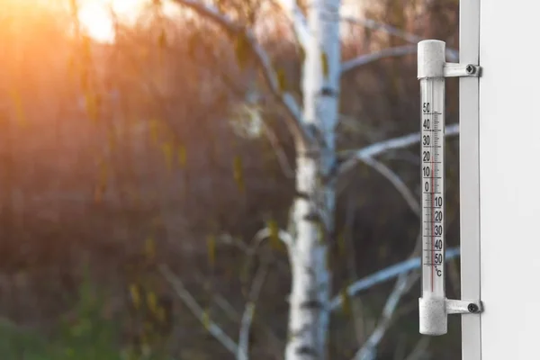 Buiten Thermometer Met Vermelding Van Hoge Temperatuur Buiten Het Venster — Stockfoto