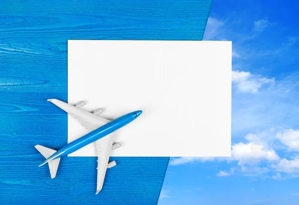 模型的飞机和空白纸在蓝色的木质背景 旅游理念 — 图库照片