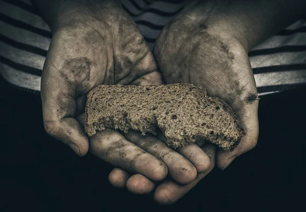 Mãos Sujas Pobre Sem Abrigo Com Pedaço Pão Conceito Pobreza — Fotografia de Stock