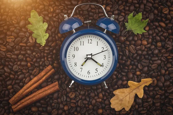 Gebrande Koffiebonen Kaneelstokjes Wekker Word Wakker Goedemorgen Herfst Stemming Achtergrond — Stockfoto