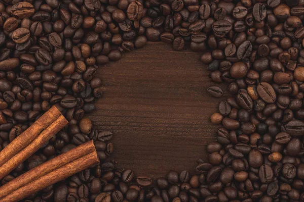 Gebrande Koffiebonen Kaneelstokjes Achtergrond Vergrote Weergave — Stockfoto