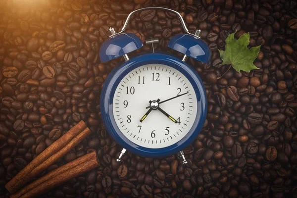 烤咖啡豆 肉桂棒和闹钟 早上好 秋天的心情 特写视图 — 图库照片
