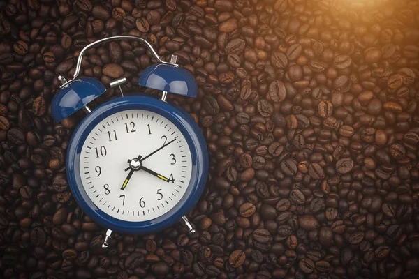 Geröstete Kaffeebohnen Und Wecker Aufwachen Guten Morgen Hintergrund Nahaufnahme — Stockfoto