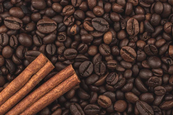 Gebrande Koffiebonen Kaneelstokjes Achtergrond Vergrote Weergave — Stockfoto
