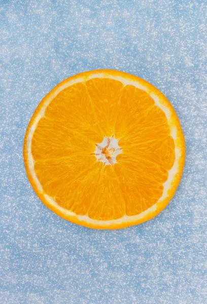 Rebanada Naranja Fresca Aislada Sobre Fondo Azul Frutas Congeladas Nieve — Foto de Stock