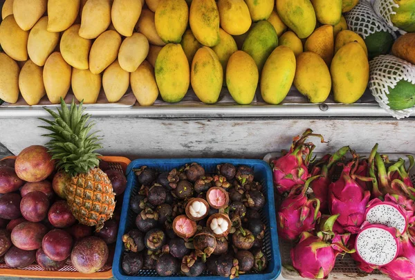 新鲜的异国情调的水果 安排在亚洲市场的桌子上 传统健康食品 素食营养 免版税图库照片