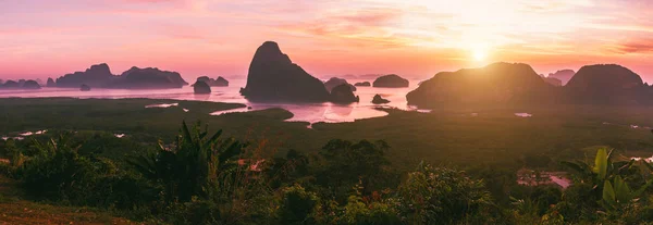 亚洲惊人的野生性质 日出时在攀牙湾的风景 萨梅特 南舍观点 免版税图库图片