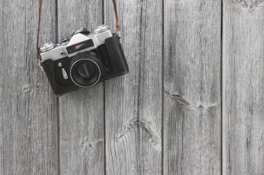 Ahşap arka planda eski fotoğraf kamerası. Geçmiş dönem.