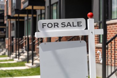 Ev satışı tabelası, emlak piyasası kavramı.