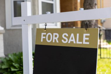 Evin dışı satılık tabelası, emlak satışı konsepti