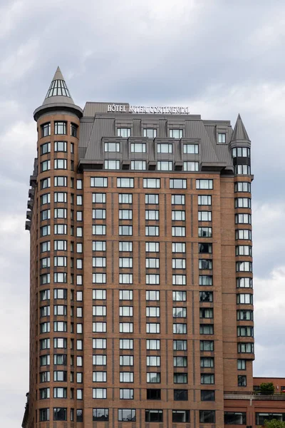 Montreal, Kanada - 5 Temmuz 2025: Quebec 'teki Intercontinental Hotel binası