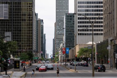 Montreal, Kanada - 4 Temmuz 2025: Şehir merkezi şehir manzaralı mimari, araba ve yayalar.