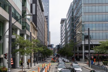 Montreal, Kanada - 4 Temmuz 2025: Şehir merkezi sokak manzaralı şehir manzarası