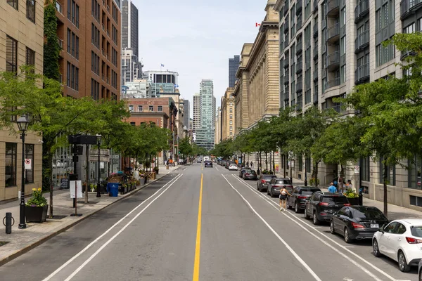 Montreal, Kanada - 4 Temmuz 2025: Kentsel sokak, binalar ve Quebec 'te park edilmiş arabalarla şehir merkezi manzarası