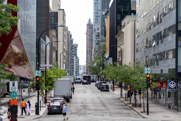 Montreal, Kanada - 4 Temmuz 2025: Yazın şehir merkezinde, binalar, arabalar ve yürüyen insanlarla dolu şehir manzarası