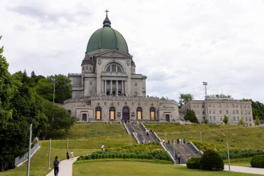 Montreal, Kanada - 5 Temmuz 2025: Saint Josephs Oratory, ünlü Katolik kilisesi ve Mount Royal 'deki simge