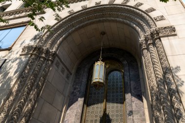 Montreal, Kanada - 2 Ağustos 2025: Yapı Cephesi Dominyon Meydanı Binası