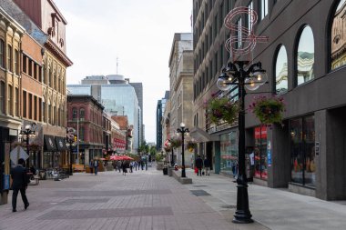 Ottawa, Kanada - 13 Haziran 2025: Şehir merkezinde Sparks Caddesi, popüler yaya alanı ve turizm beldesi.