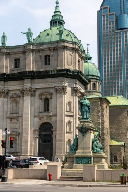 Montreal, Kanada - 2 Ağustos 2025: Montreal şehir merkezindeki Mary Queen of the World Cathedral and Statue
