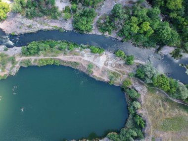 Taş ocağındaki göl. Ukrayna