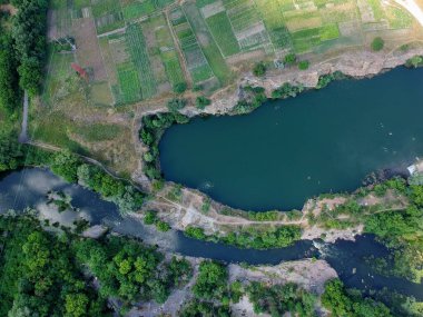 Taş ocağındaki göl. Ukrayna