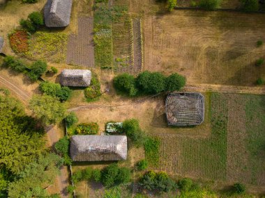 Eski köyün sazdan çatı drone manzaralı