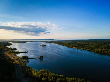 mavi nehir ve yeşil tepeler