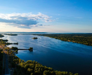 Geniş sel ve mavi gökyüzü 