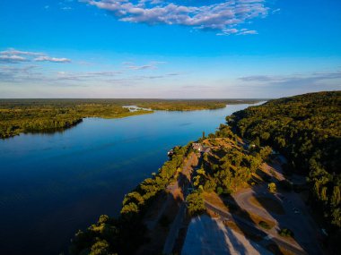 Dnipro nehrinin yanındaki yeşil park 