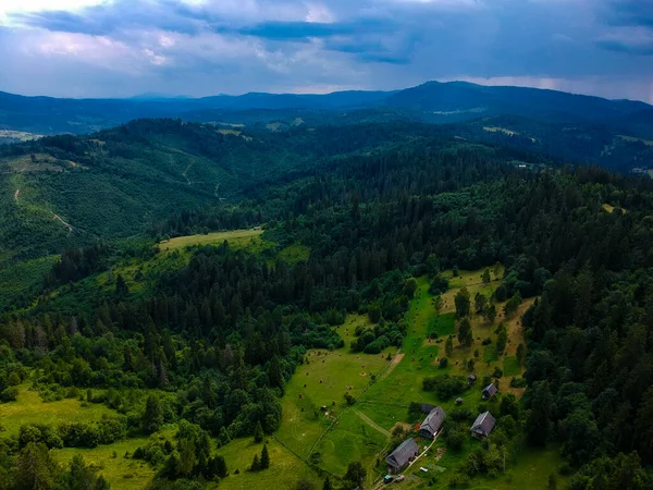 Villaggio Ucraino Nelle Montagne Dei Carpazi — Foto Stock